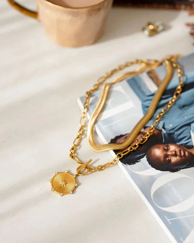 18k gold-plated stainless steel, Tarnish-free, Waterproof, Suitable for sensitive skin, gold necklace, retro necklace, vintage charm, classic necklace, beautiful necklace, timeless necklace, encrusted medallion necklace