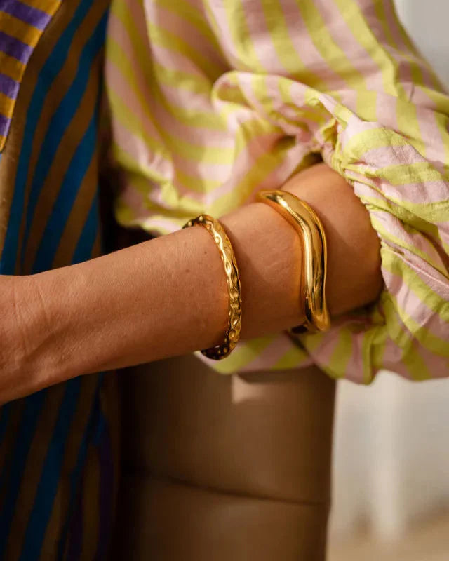 18k gold-plated stainless steel, Tarnish-free, Waterproof, Suitable for sensitive skin, gold bangle, retro bangle, vintage charm, classic bangle, beautiful bangle, timeless bangle,  hammered metal look bangle