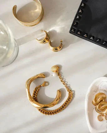 18k gold-plated stainless steel, Tarnish-free, Waterproof, Suitable for sensitive skin, gold bracelet, retro bracelet, vintage charm, classic bracelet, beautiful bracelet, timeless bracelet,  bracelet with shell charm, bracelet with pearl cham