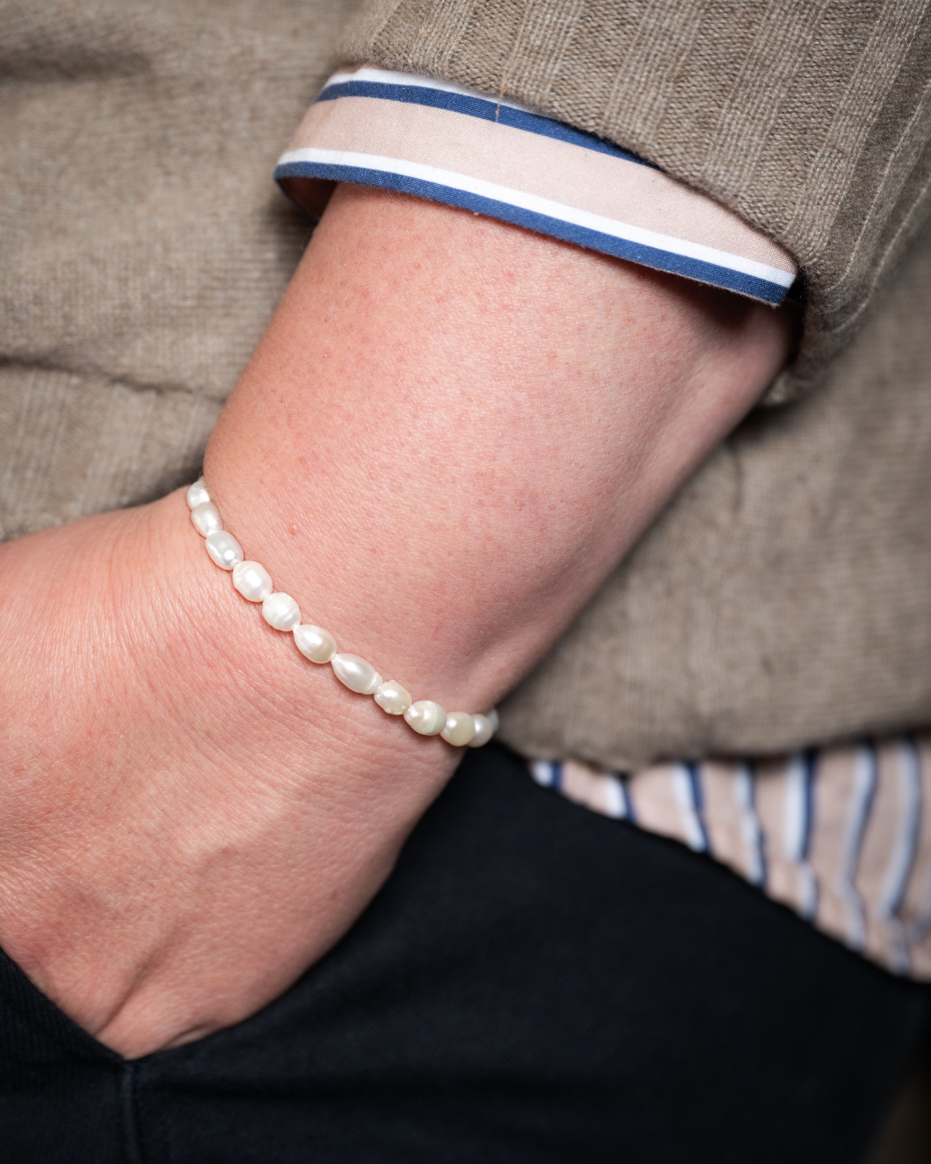 pearl bracelet, stretchy bracelet, stackable bracelet, delicate bracelet