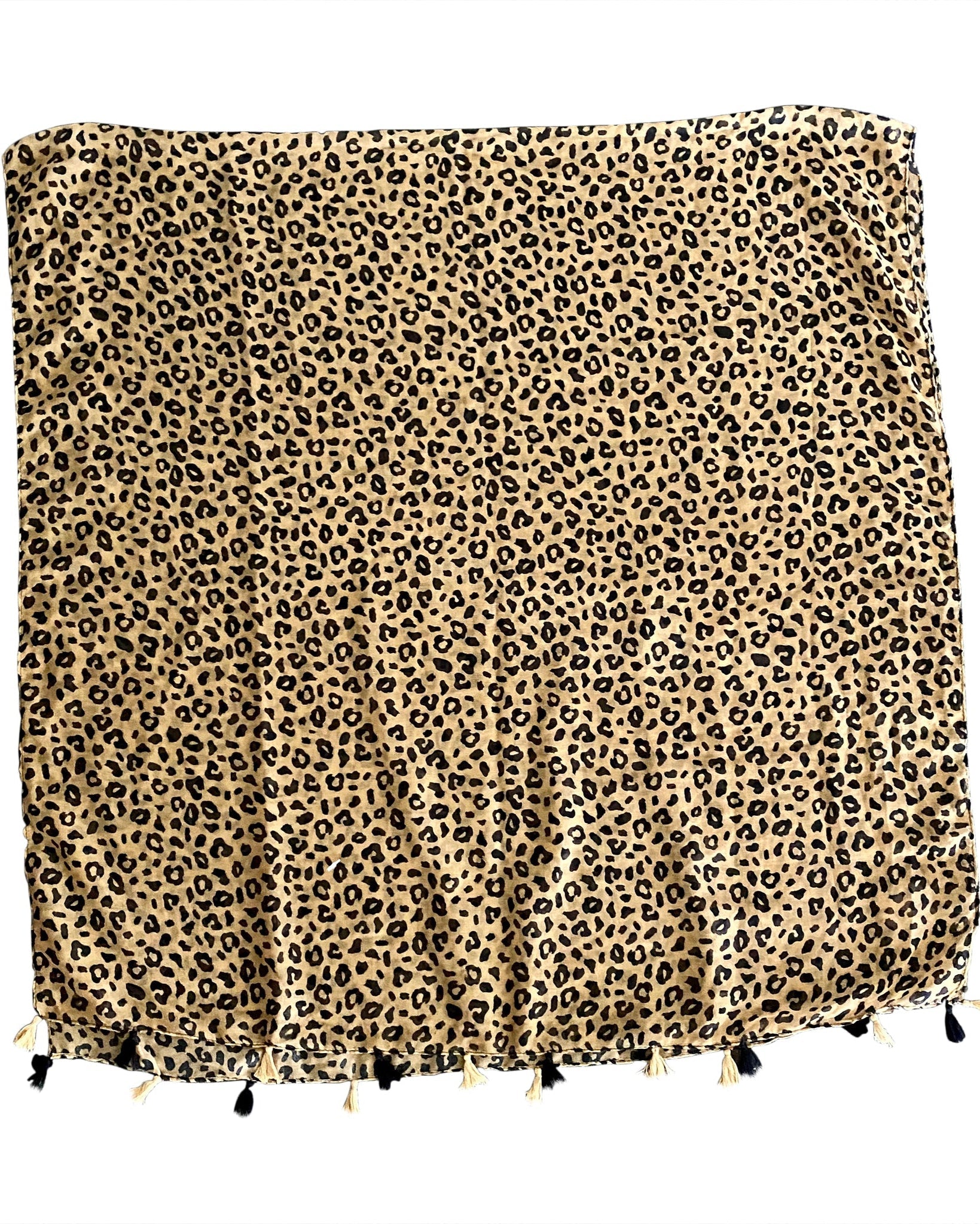 Elevate your style with our lightweight beige and black cheetah pattern scarf, perfect for all seasons. The bold cheetah print adds an edgy touch to any outfit, complemented by the neutral beige and black color combination that pairs effortlessly with var
