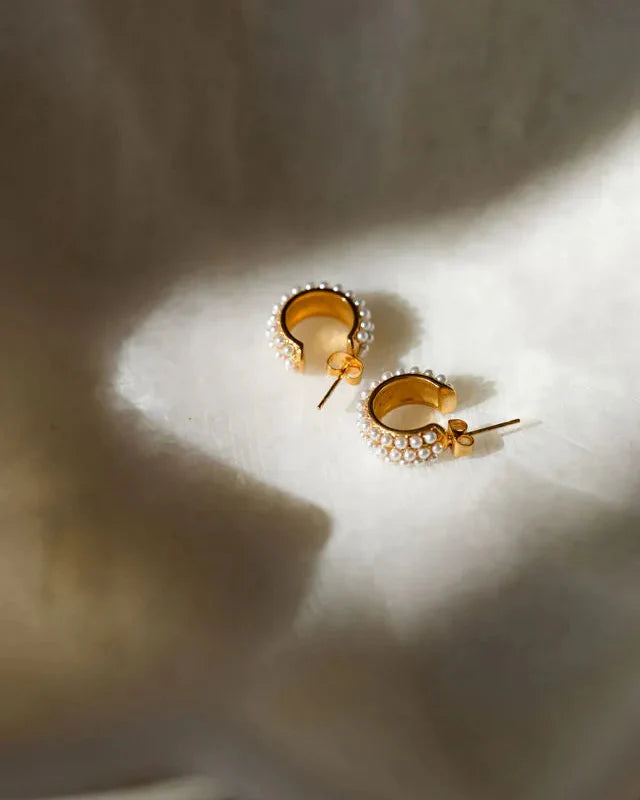 18k gold-plated stainless steel, Tarnish-free, Waterproof, Suitable for sensitive skin, gold earrings, retro earrings, vintage charm, classic earrings, beautiful earrings, timeless earrings, hoop earrings, pearl encrusted earrings