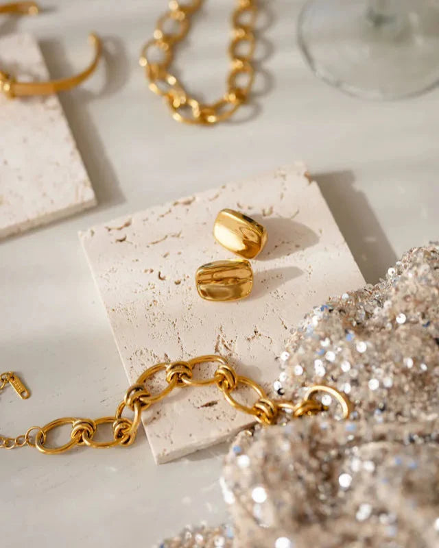 18k gold-plated stainless steel, Tarnish-free, Waterproof, Suitable for sensitive skin, silver earrings, retro earrings, vintage charm, classic earrings, beautiful earrings, timeless earrings, stud earrings, smooth curved earrings